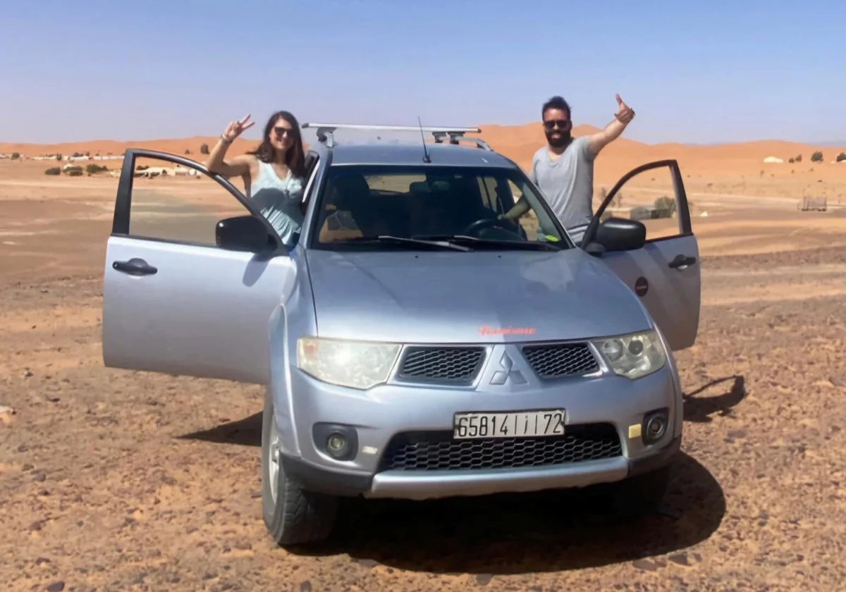 Sonia e Omar accanto al fuoristrada di Direzione Marocco